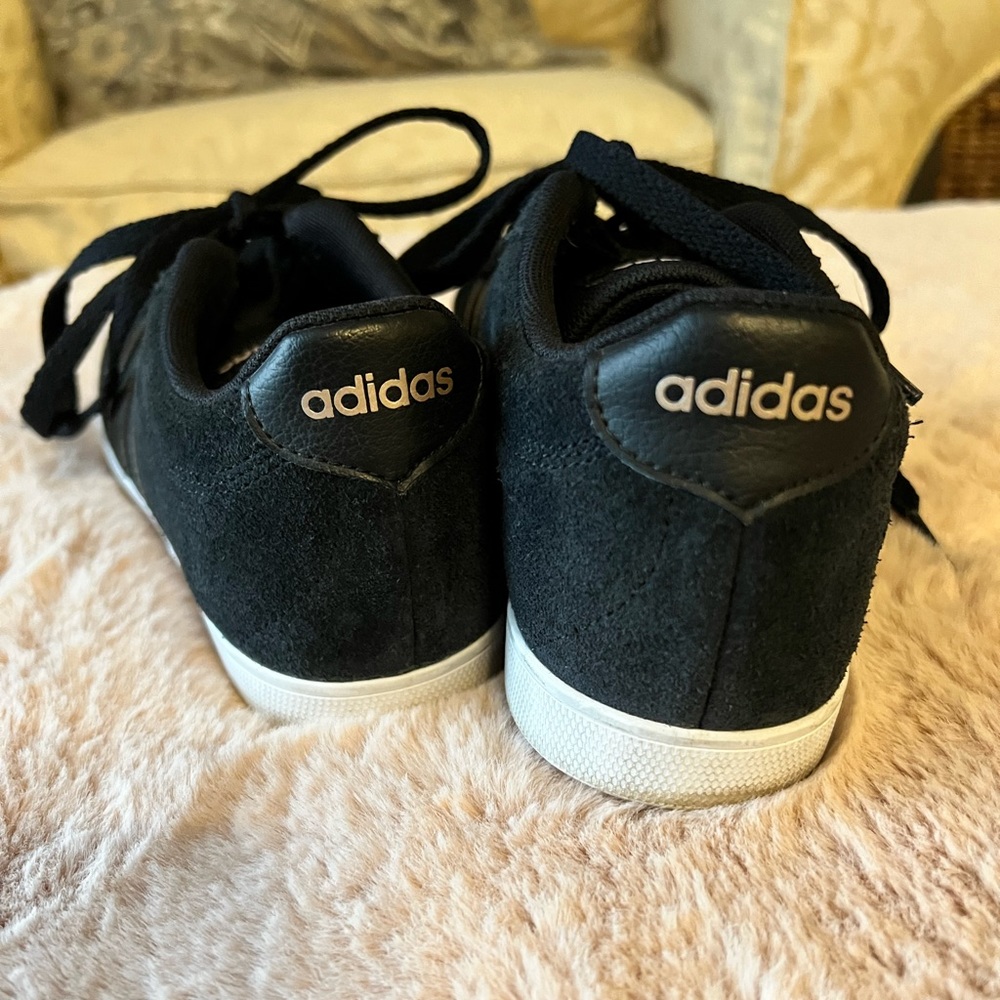 Adidas neo comfort tennis shoes.